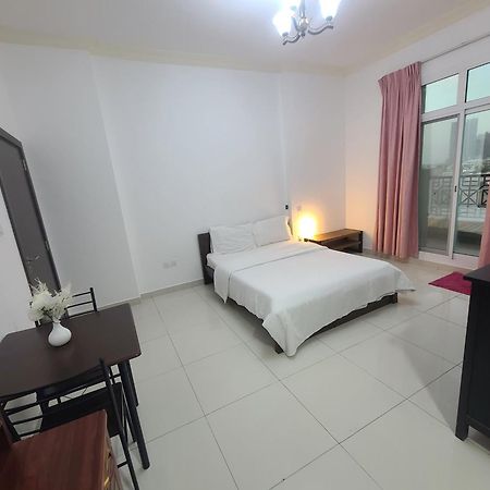 Cozy Rooms And Small Partitions For Men Guests In Dubai Esterno foto