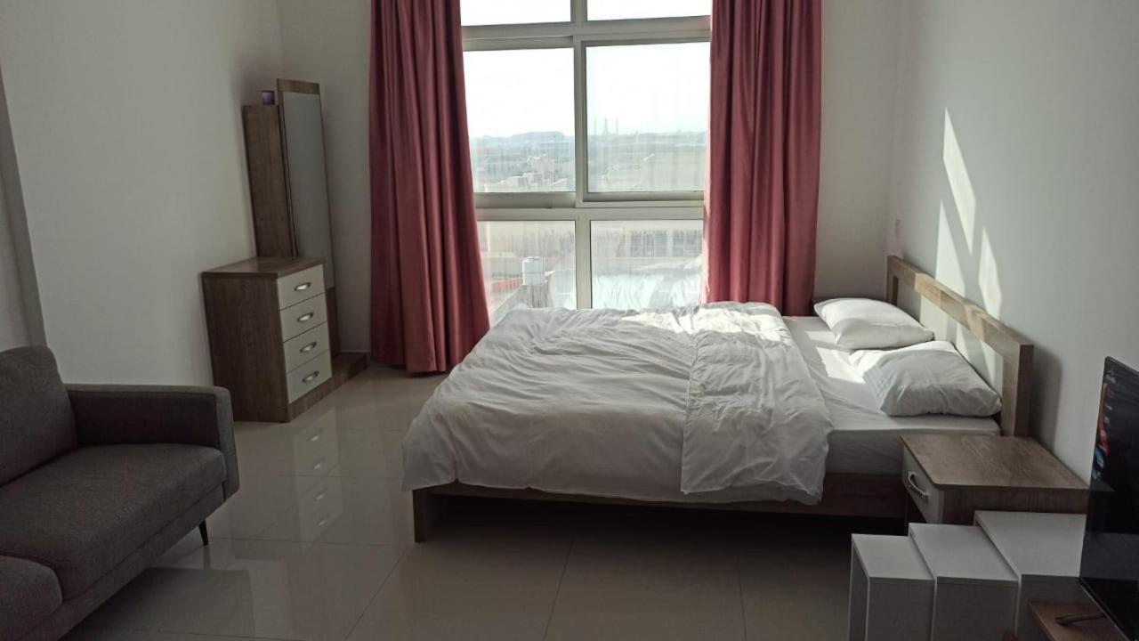 Cozy Rooms And Small Partitions For Men Guests In Dubai Esterno foto