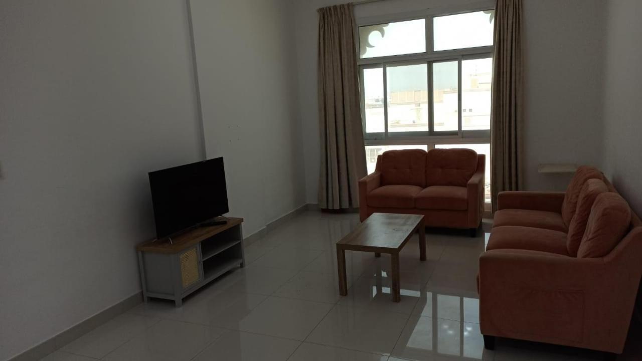 Cozy Rooms And Small Partitions For Men Guests In Dubai Esterno foto