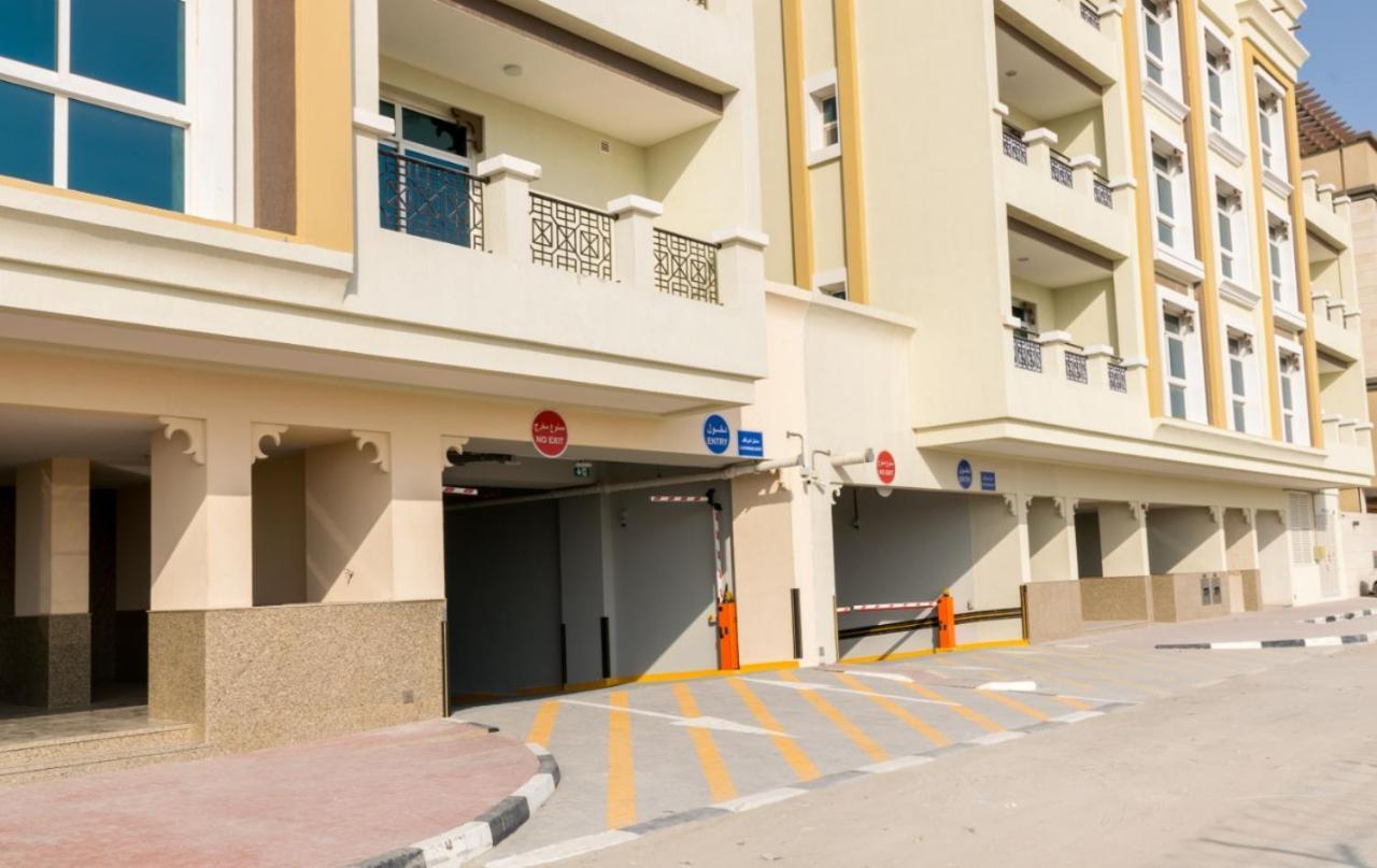 Cozy Rooms And Small Partitions For Men Guests In Dubai Esterno foto