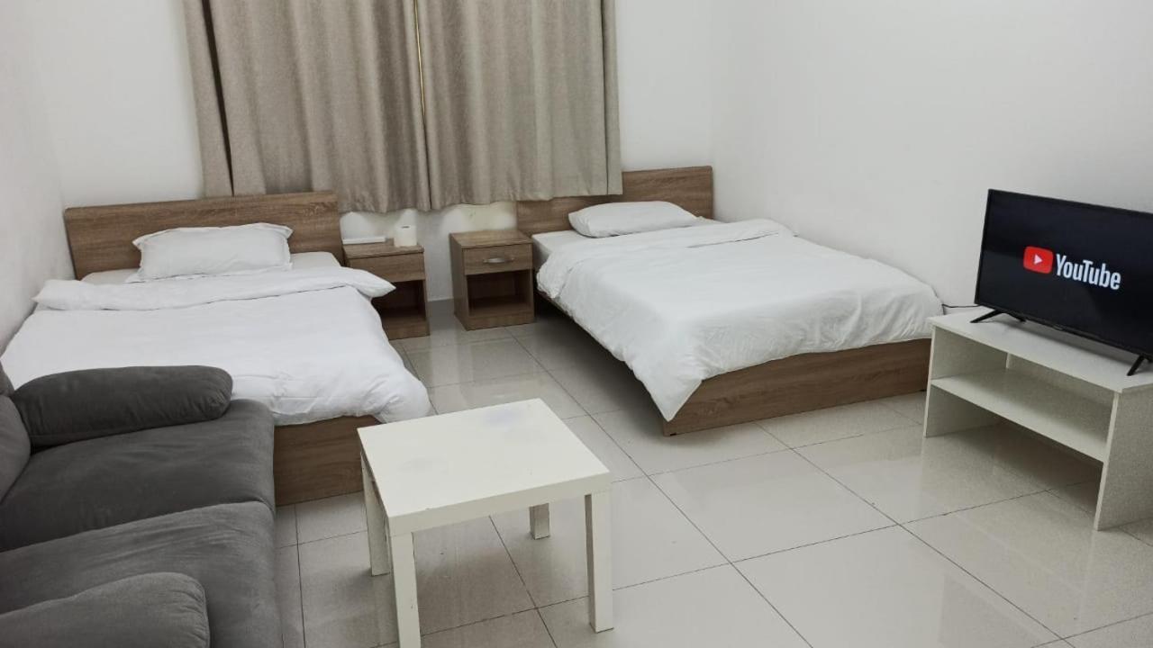 Cozy Rooms And Small Partitions For Men Guests In Dubai Esterno foto
