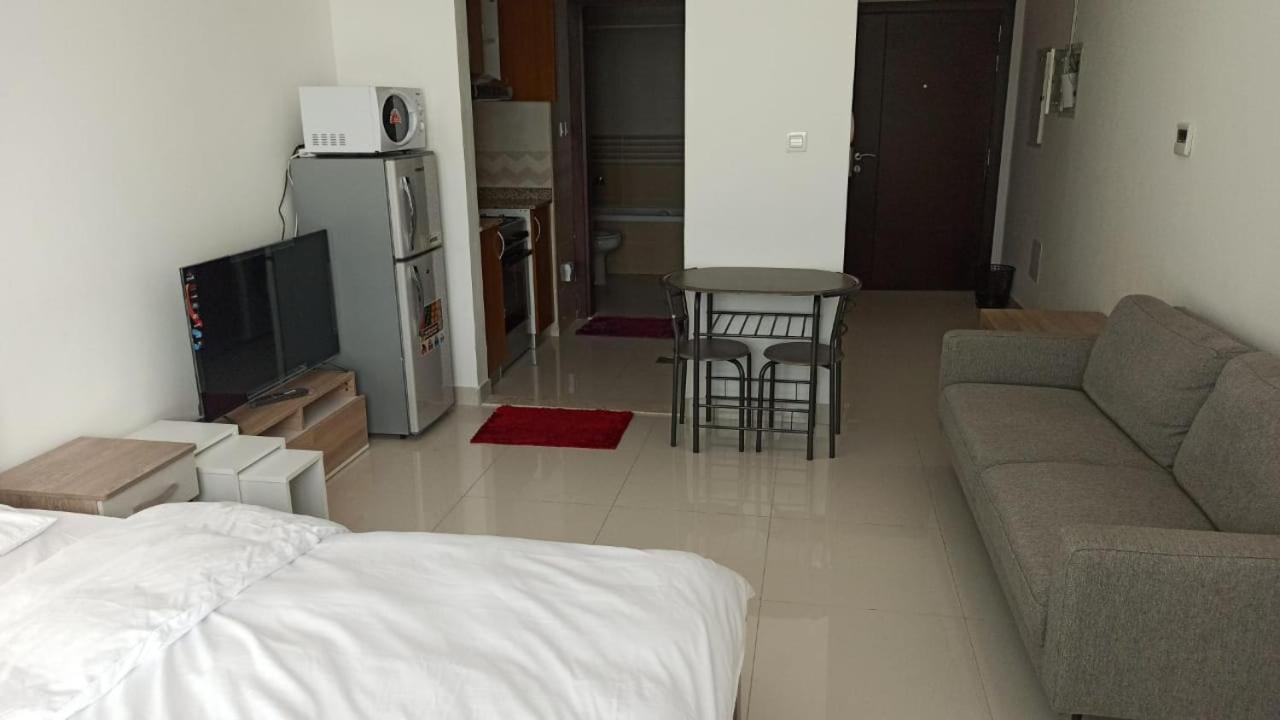Cozy Rooms And Small Partitions For Men Guests In Dubai Esterno foto