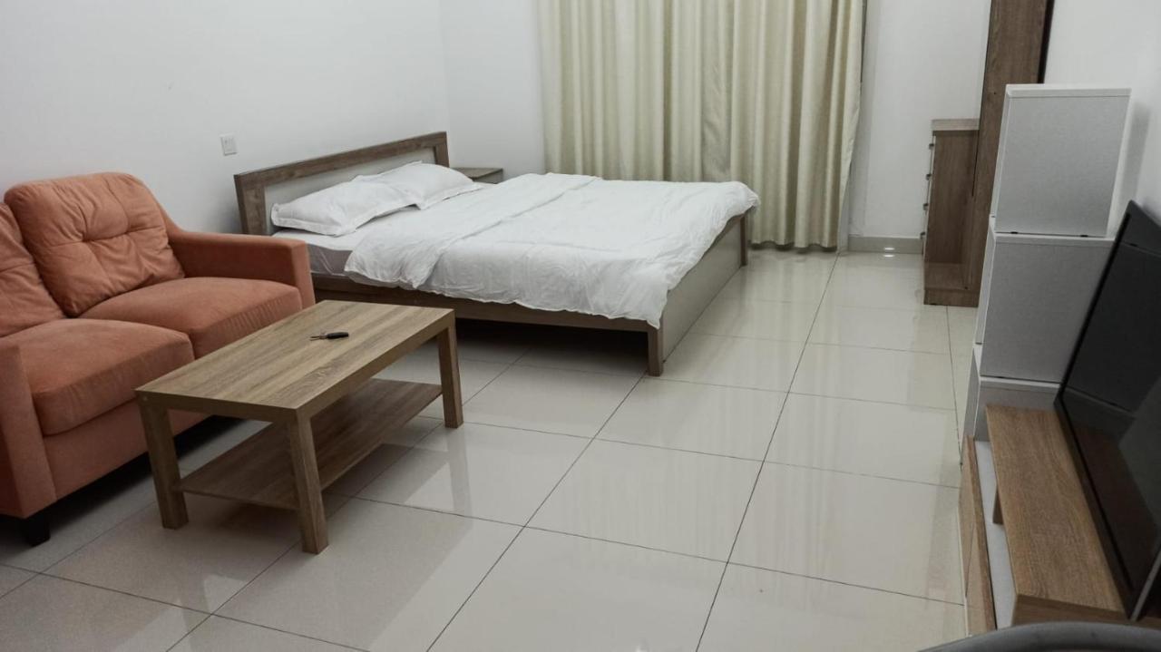 Cozy Rooms And Small Partitions For Men Guests In Dubai Esterno foto