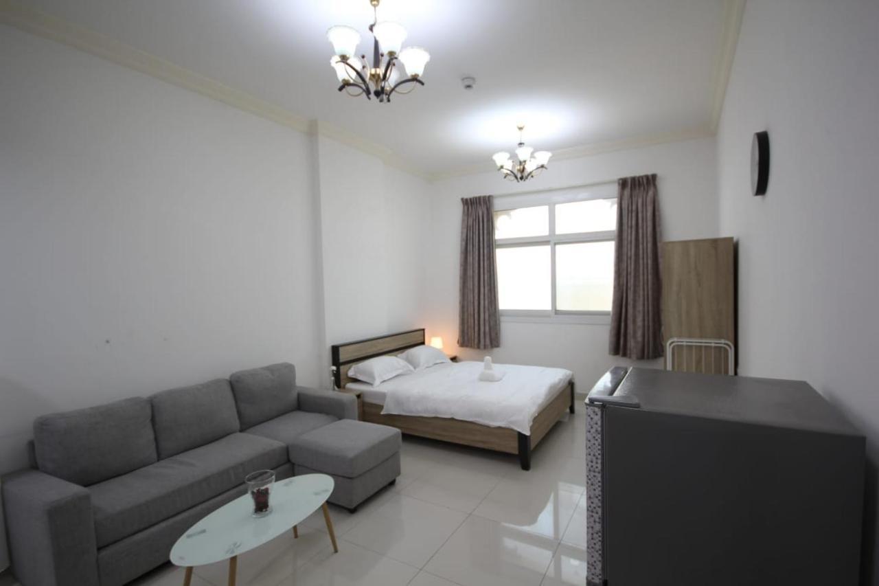 Cozy Rooms And Small Partitions For Men Guests In Dubai Esterno foto