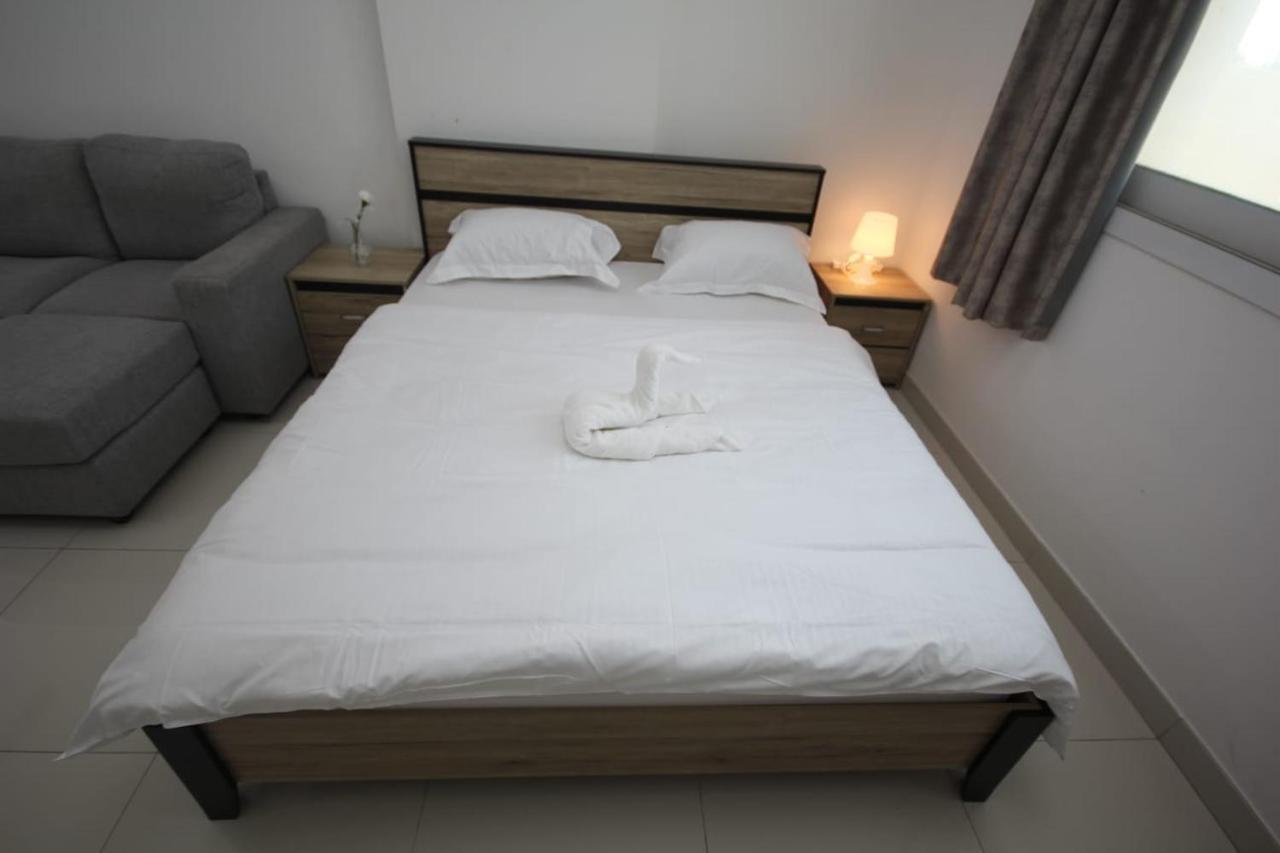 Cozy Rooms And Small Partitions For Men Guests In Dubai Esterno foto