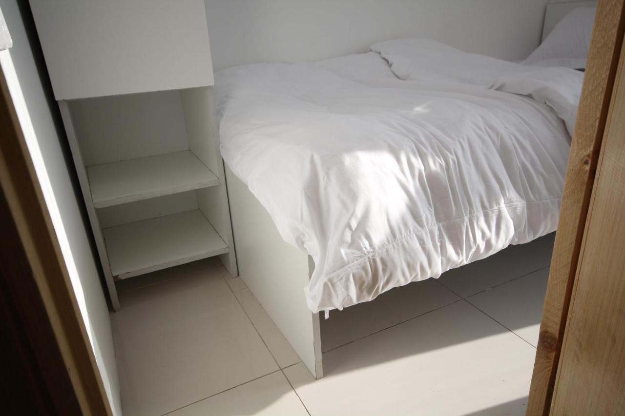 Cozy Rooms And Small Partitions For Men Guests In Dubai Esterno foto