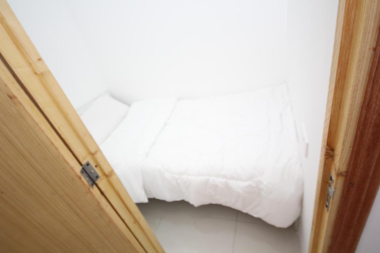 Cozy Rooms And Small Partitions For Men Guests In Dubai Esterno foto
