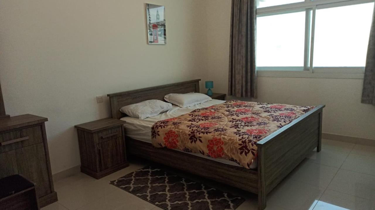Cozy Rooms And Small Partitions For Men Guests In Dubai Esterno foto