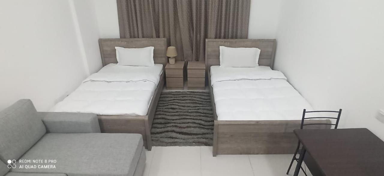 Cozy Rooms And Small Partitions For Men Guests In Dubai Esterno foto