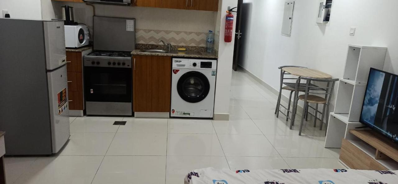 Cozy Rooms And Small Partitions For Men Guests In Dubai Esterno foto