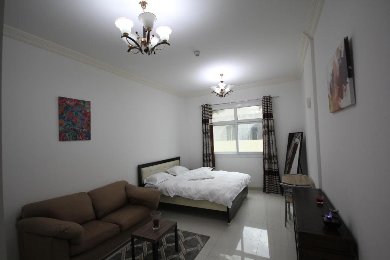 Cozy Rooms And Small Partitions For Men Guests In Dubai Esterno foto