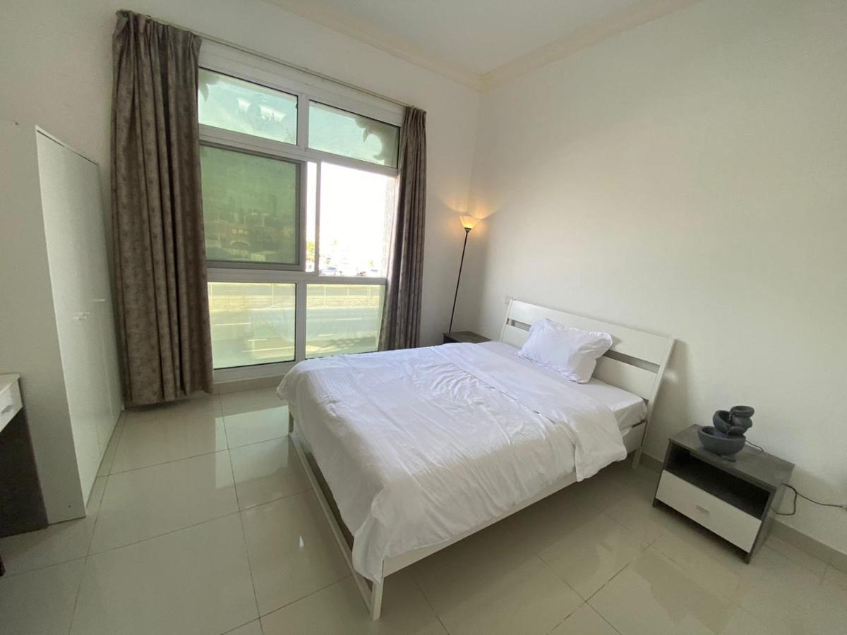 Cozy Rooms And Small Partitions For Men Guests In Dubai Esterno foto