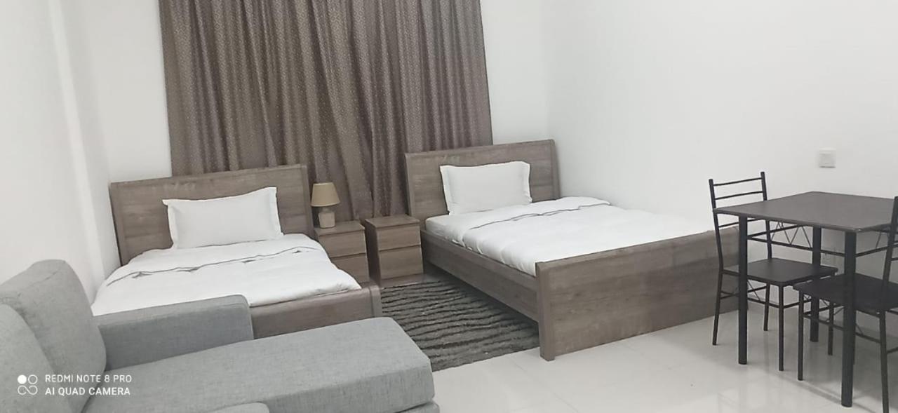 Cozy Rooms And Small Partitions For Men Guests In Dubai Esterno foto
