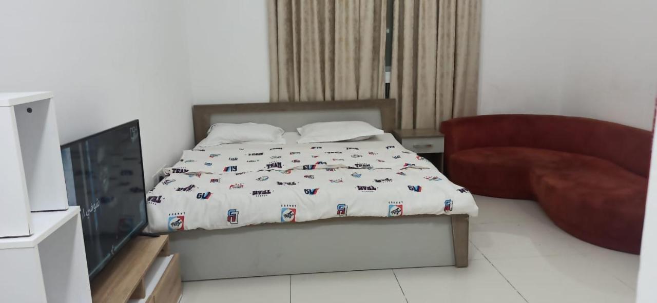 Cozy Rooms And Small Partitions For Men Guests In Dubai Esterno foto