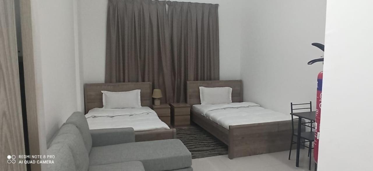 Cozy Rooms And Small Partitions For Men Guests In Dubai Esterno foto