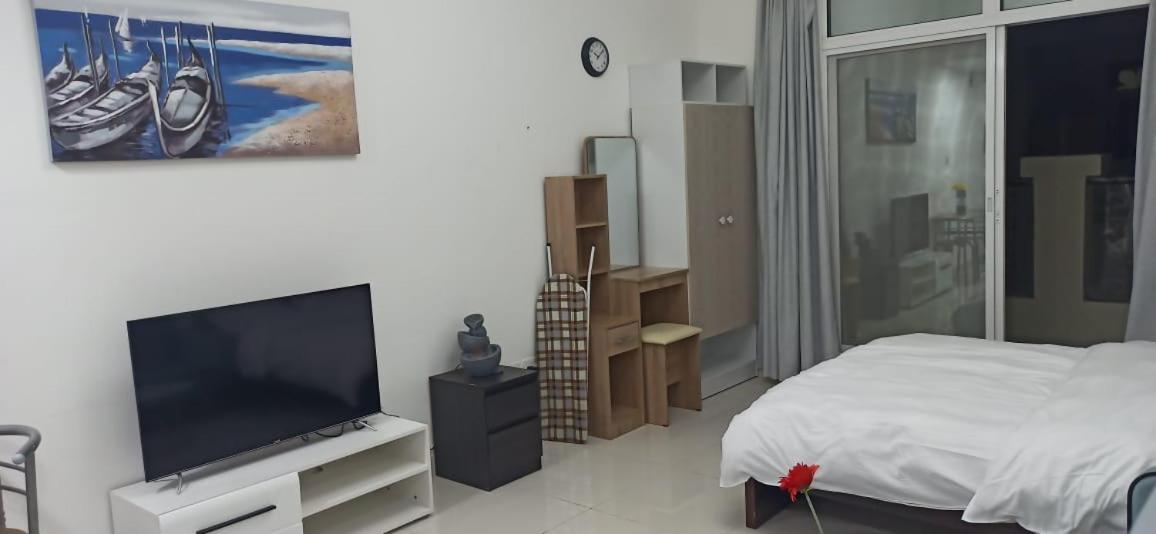 Cozy Rooms And Small Partitions For Men Guests In Dubai Esterno foto