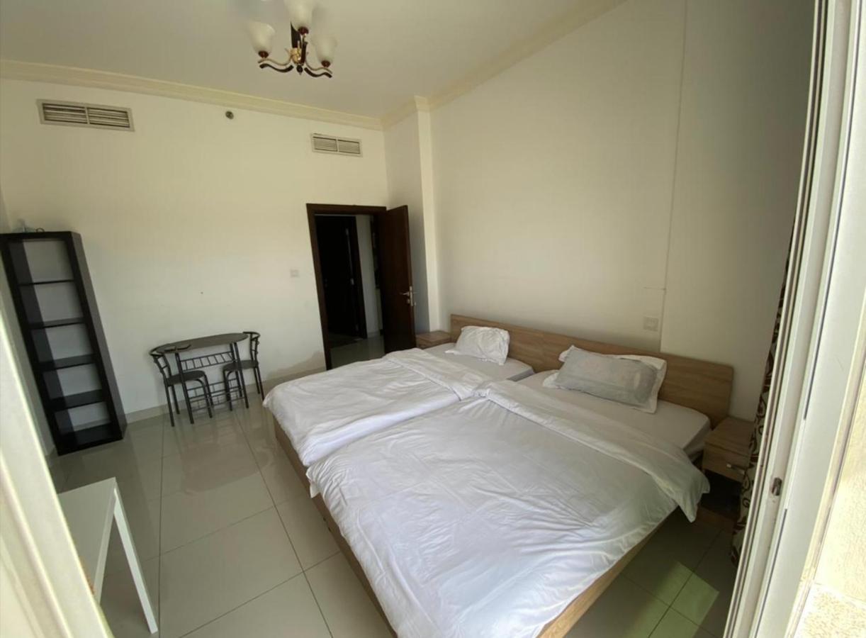 Cozy Rooms And Small Partitions For Men Guests In Dubai Esterno foto
