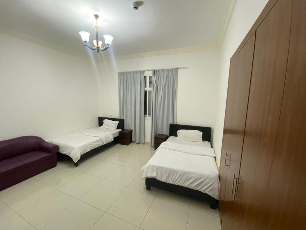 Cozy Rooms And Small Partitions For Men Guests In Dubai Esterno foto