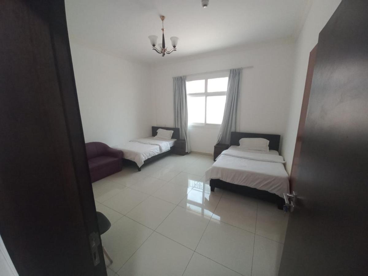 Cozy Rooms And Small Partitions For Men Guests In Dubai Esterno foto