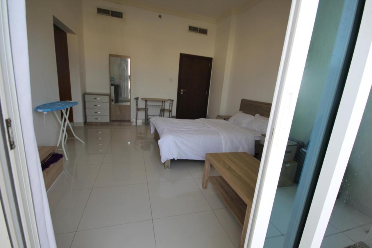Cozy Rooms And Small Partitions For Men Guests In Dubai Esterno foto