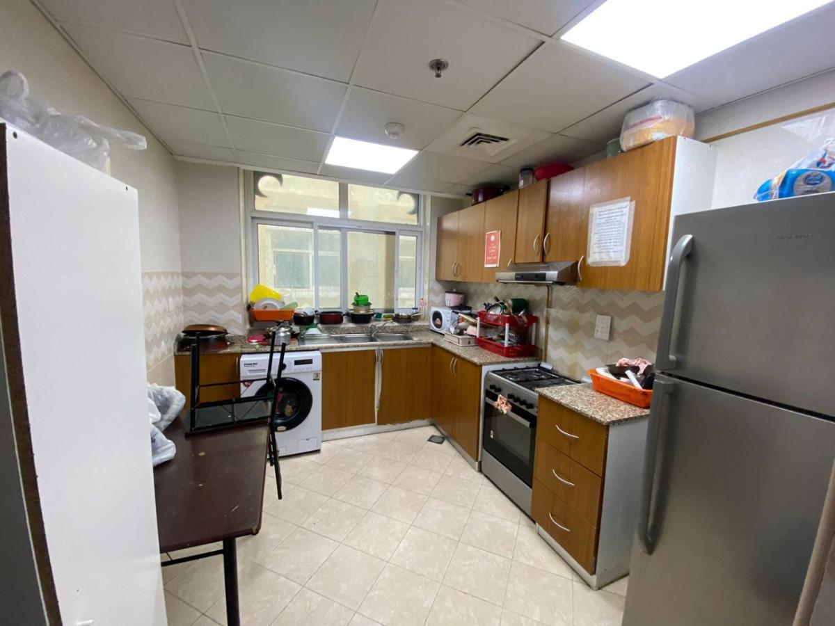 Cozy Rooms And Small Partitions For Men Guests In Dubai Esterno foto