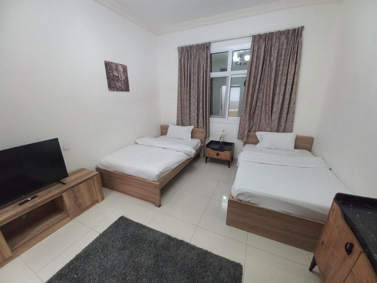 Cozy Rooms And Small Partitions For Men Guests In Dubai Esterno foto