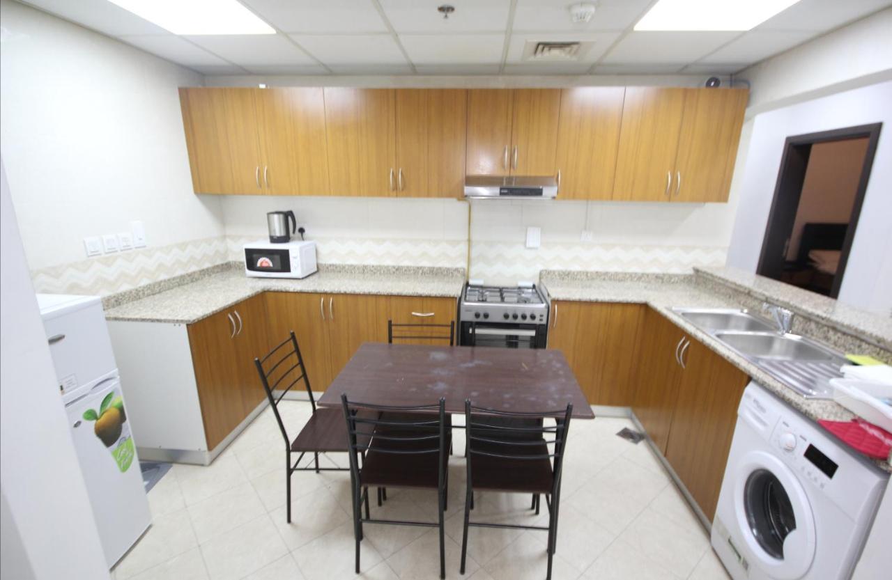 Cozy Rooms And Small Partitions For Men Guests In Dubai Esterno foto