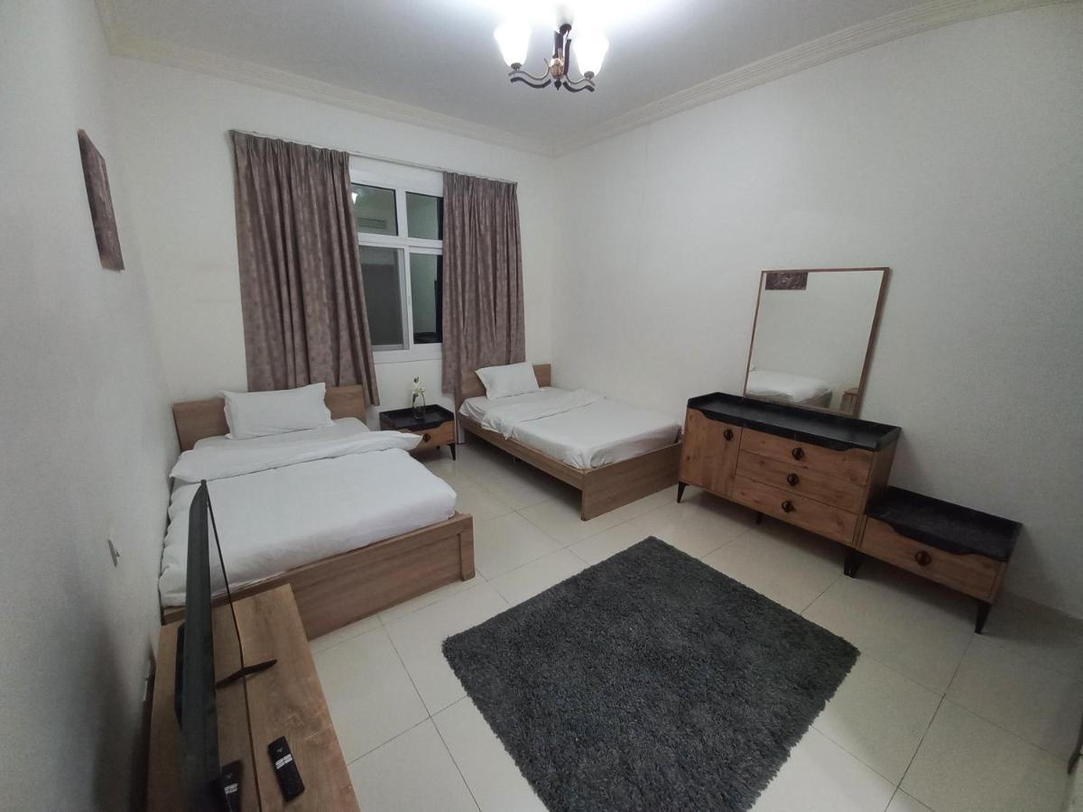 Cozy Rooms And Small Partitions For Men Guests In Dubai Esterno foto