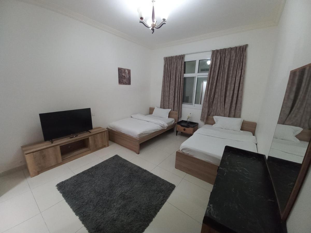 Cozy Rooms And Small Partitions For Men Guests In Dubai Esterno foto
