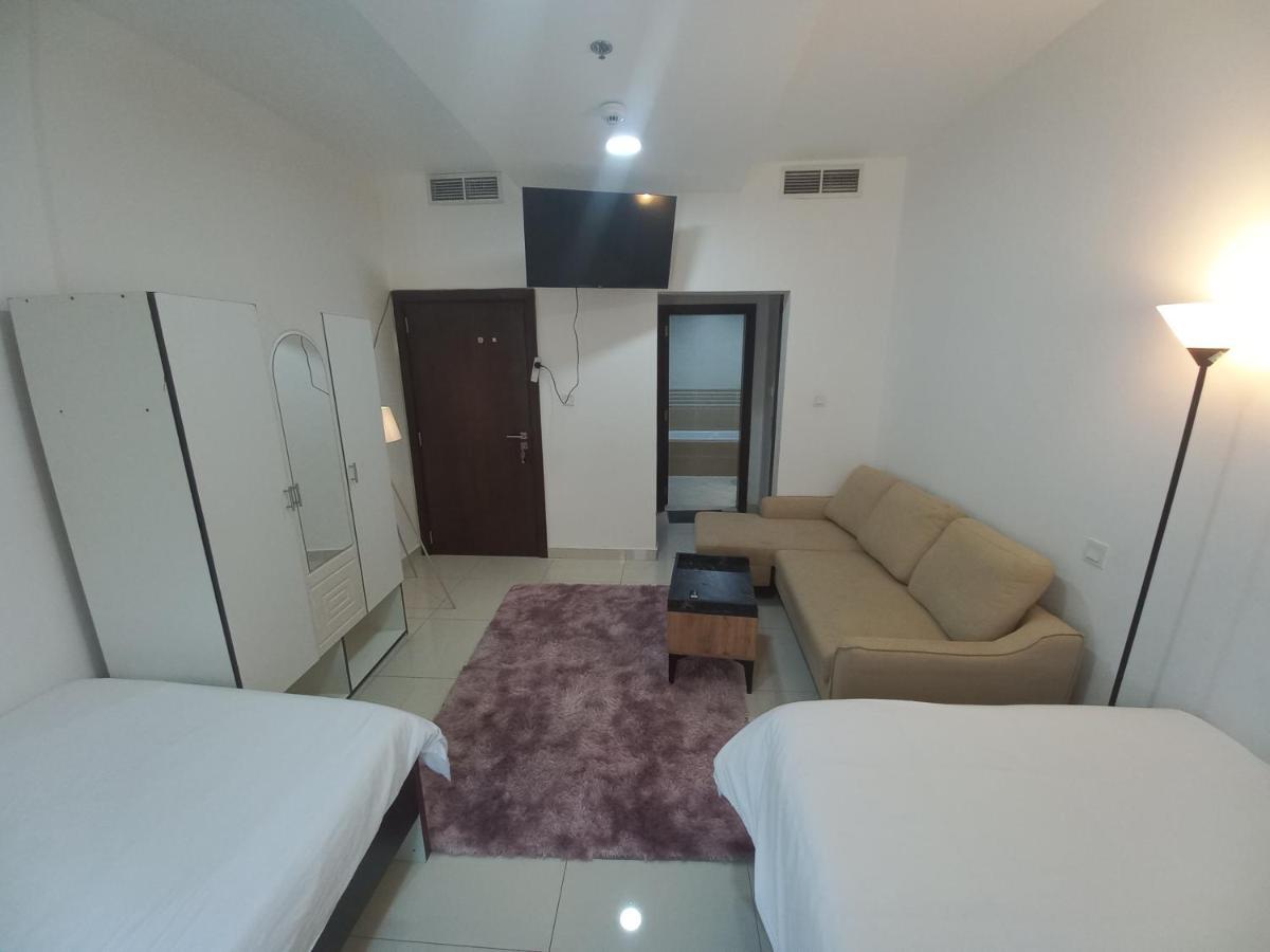 Cozy Rooms And Small Partitions For Men Guests In Dubai Esterno foto
