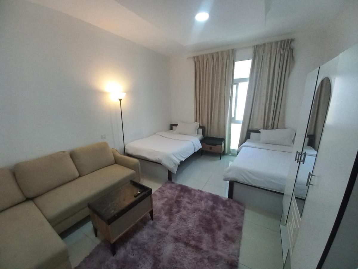 Cozy Rooms And Small Partitions For Men Guests In Dubai Esterno foto