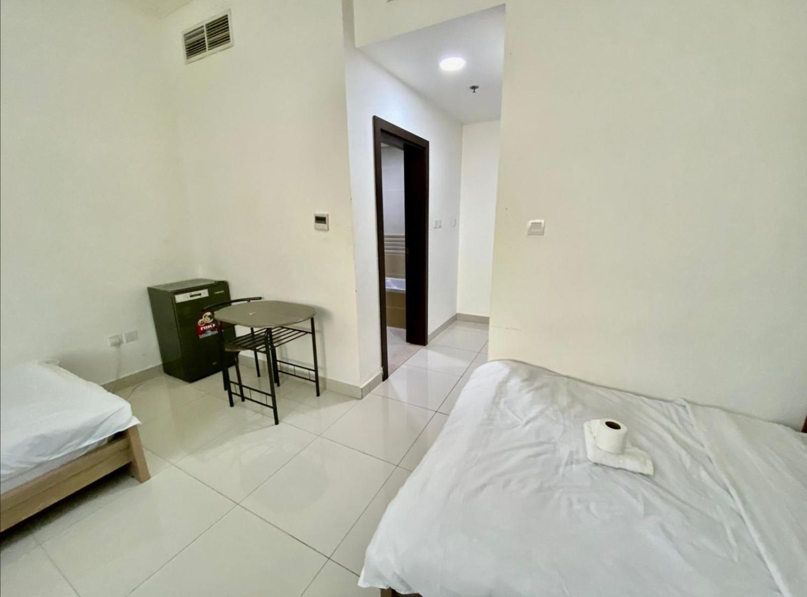 Cozy Rooms And Small Partitions For Men Guests In Dubai Esterno foto