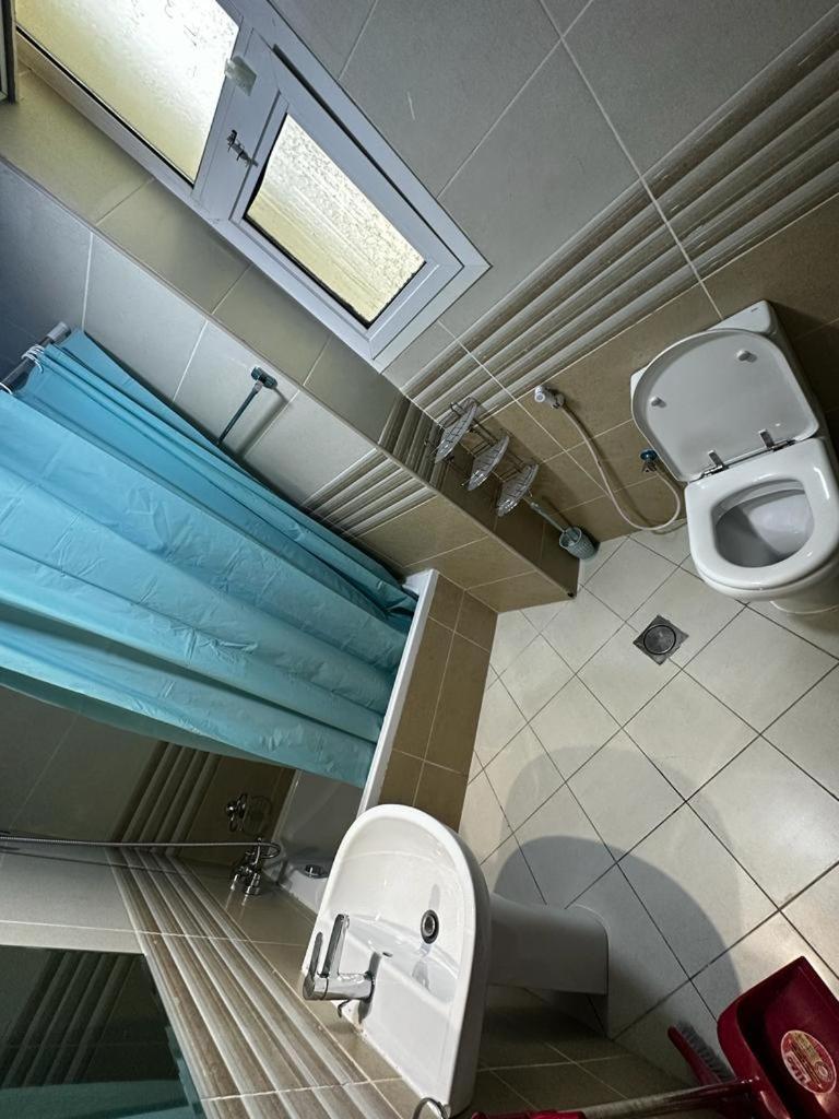 Cozy Rooms And Small Partitions For Men Guests In Dubai Esterno foto