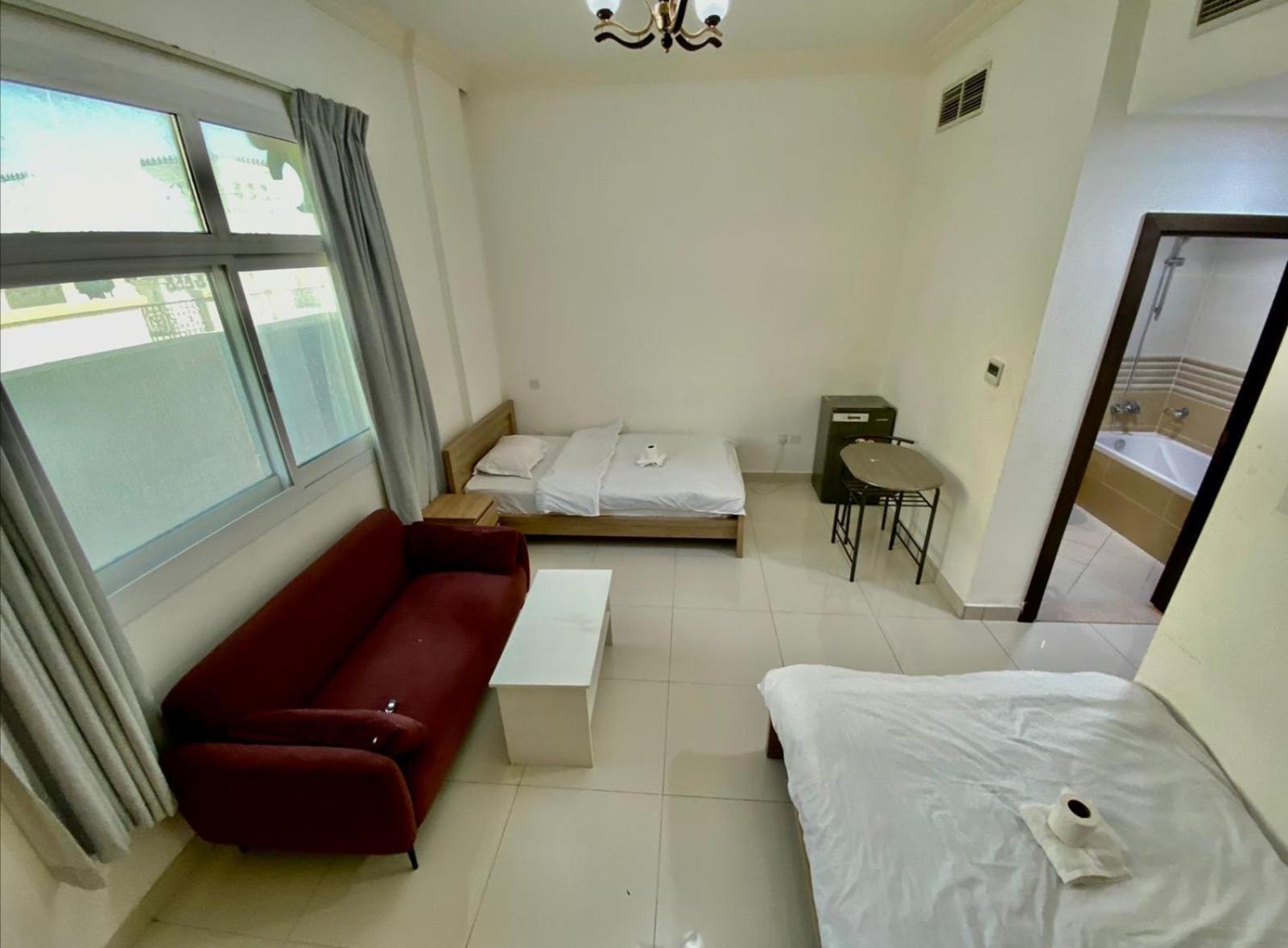 Cozy Rooms And Small Partitions For Men Guests In Dubai Esterno foto