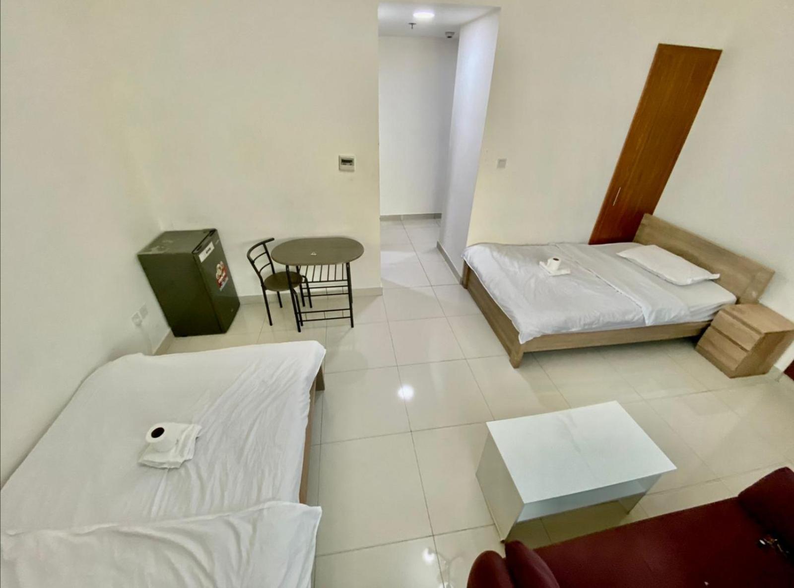 Cozy Rooms And Small Partitions For Men Guests In Dubai Esterno foto