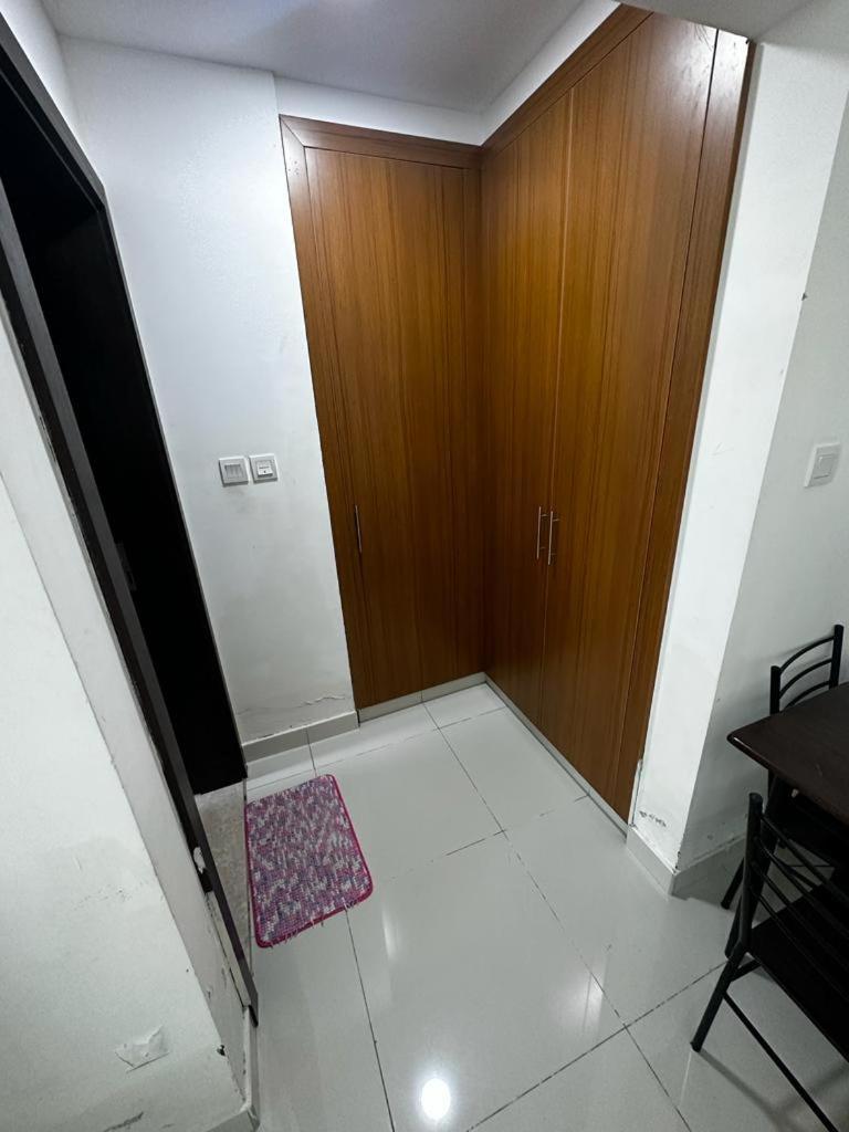 Cozy Rooms And Small Partitions For Men Guests In Dubai Esterno foto