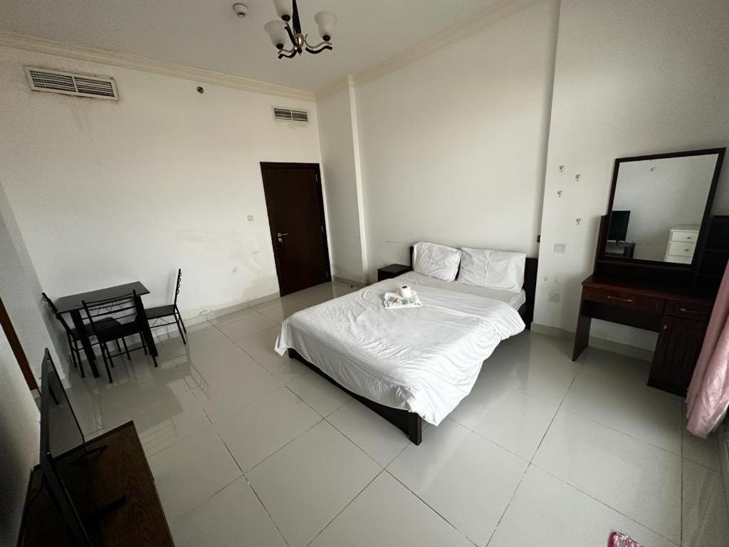 Cozy Rooms And Small Partitions For Men Guests In Dubai Esterno foto