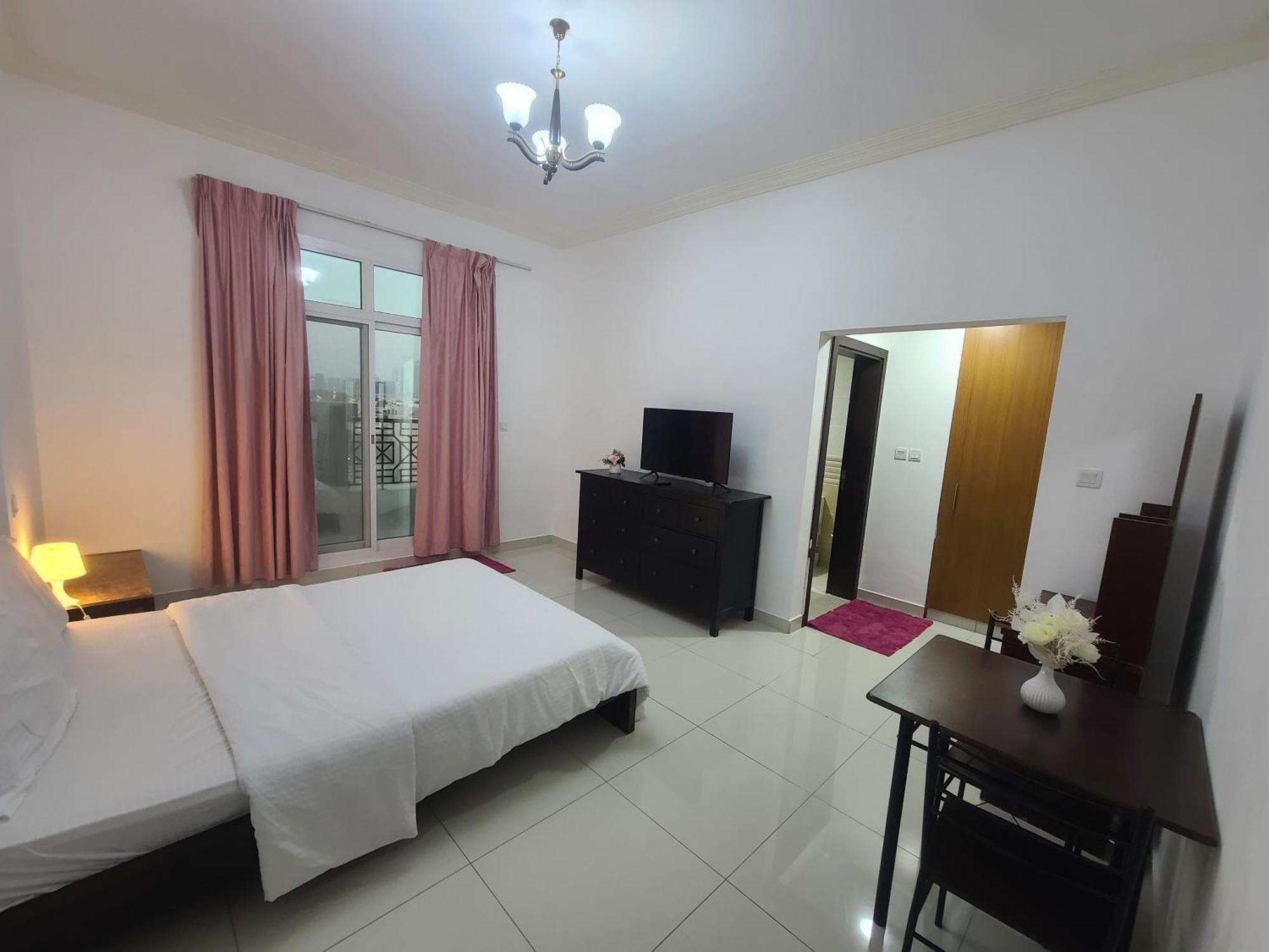 Cozy Rooms And Small Partitions For Men Guests In Dubai Esterno foto